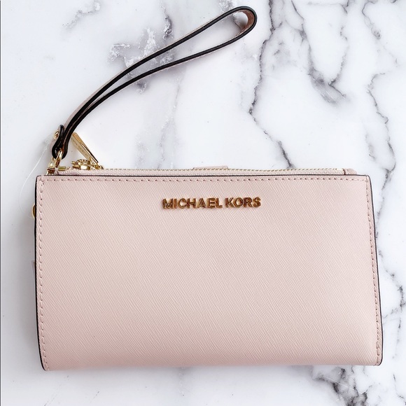 Michael Kors Handbags - SALE‼️‼️ 💕NWT Michael Kors Wristlet Pink